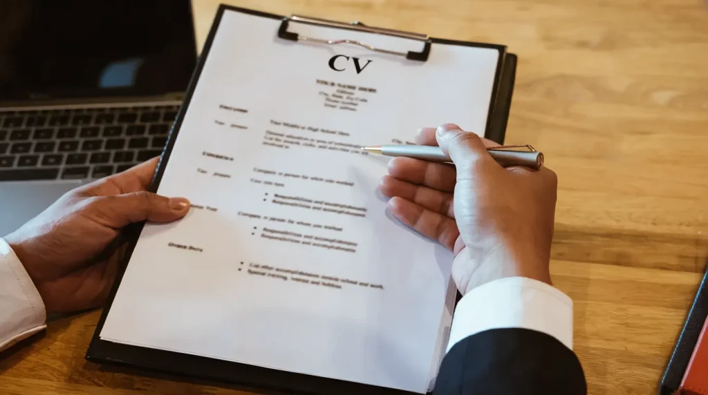 Faux CV et diplômes inventés, comment un détective privé vérifie le passé d’un candidat ?