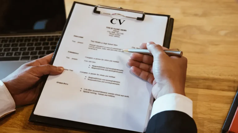 Faux CV et diplômes inventés, comment un détective privé vérifie le passé d’un candidat ?
